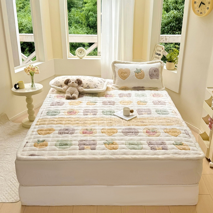 91家纺网 家纺一手货源 找家纺 梦初语 2025新款高克重雪花绒床垫褥床护垫--学生款 姜饼熊