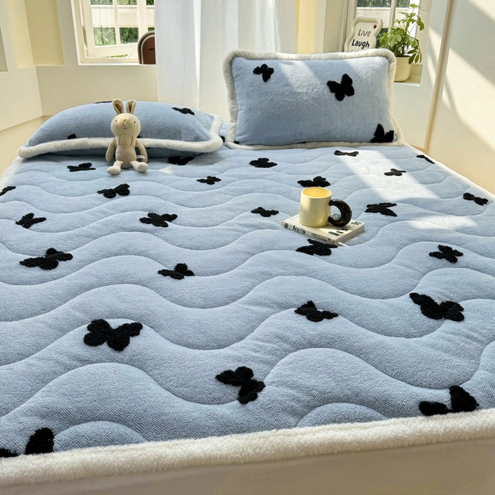91家纺网 家纺一手货源 找家纺 梦初语 2025新款A类高克重立体毛巾绣阳粒子床垫褥 翩翩起舞-蓝
