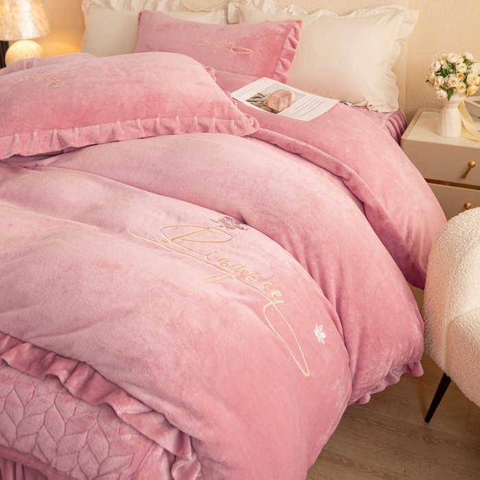 91家纺网 家纺一手货源 找家纺 慧菲 2025新款刺绣夹棉牛奶绒床裙四件套-玫瑰花语 玫瑰花语-豆沙