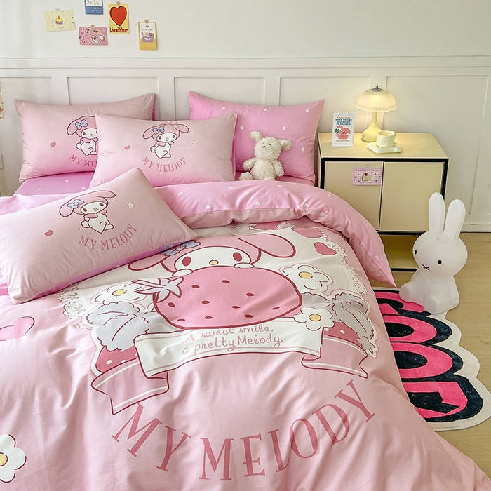 91家纺网 家纺一手货源 找家纺 玉元坊 2025年新款三丽鸥系列数码印花纯棉全棉床裙三件套四件套-简约基础款 粉兔草莓