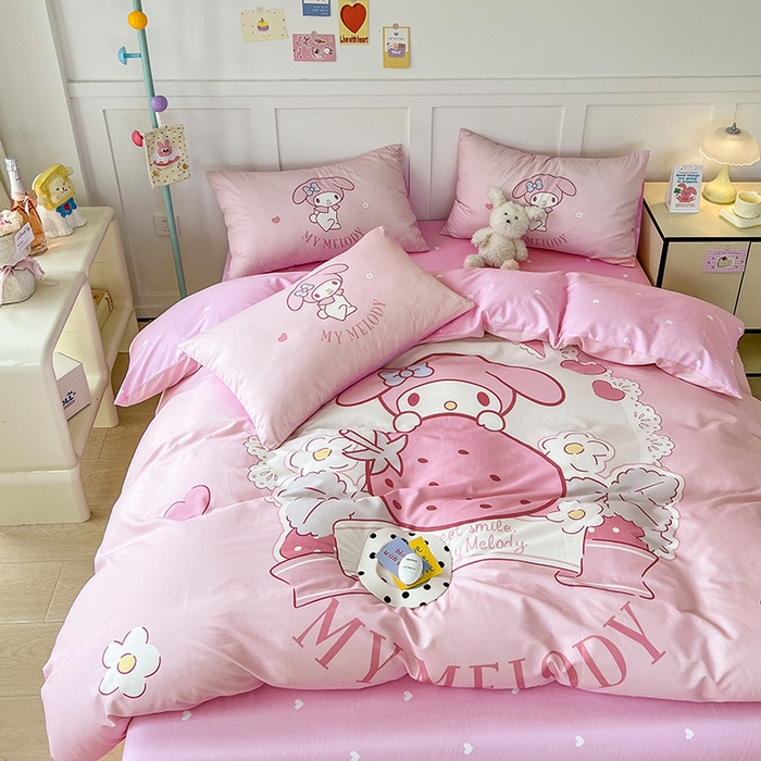 91家纺网 家纺一手货源 找家纺 玉元坊 2025年新款三丽鸥系列数码印花纯棉全棉床裙三件套四件套-简约基础款 粉兔草莓