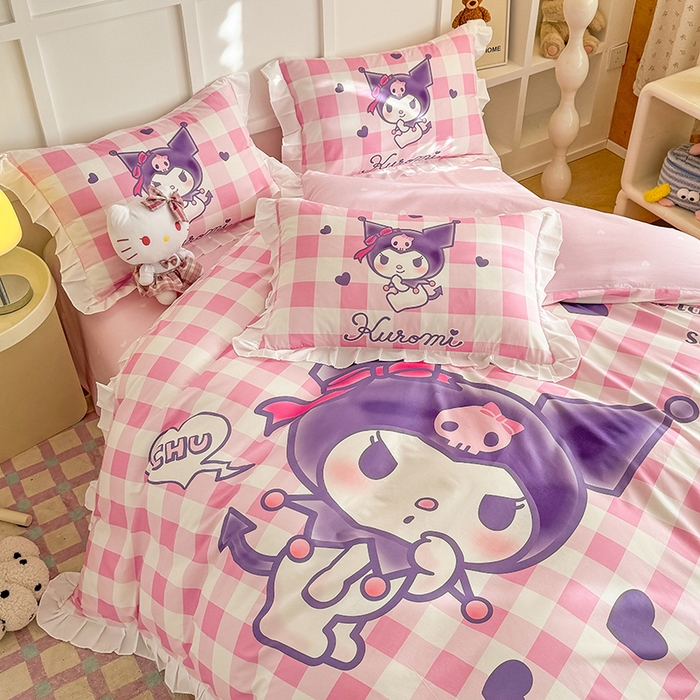 91家纺网 家纺一手货源 找家纺 玉元坊 2025年新款三丽鸥系列数码印花纯棉全棉床裙三件套四件套-花边款式 大版花边-格子库洛米