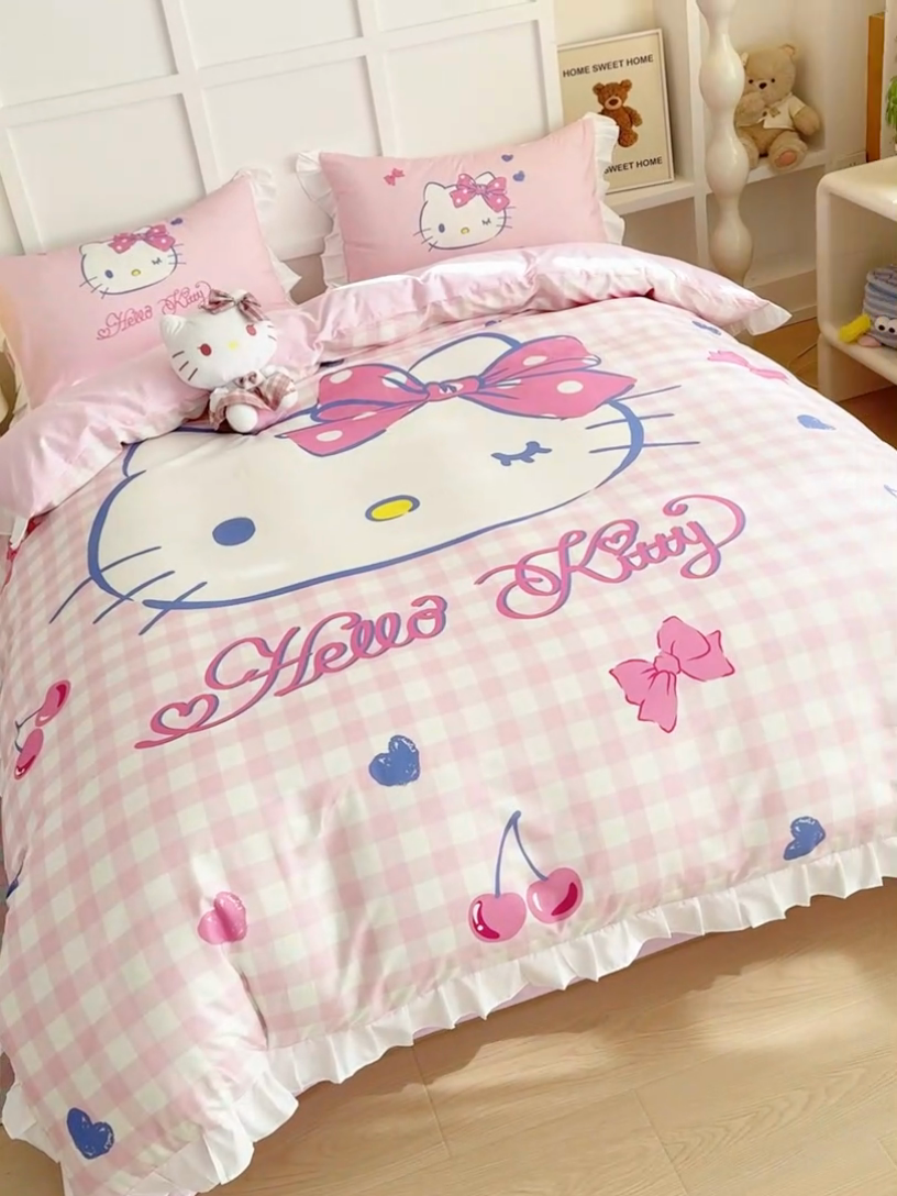 91家纺网 家纺一手货源 找家纺 玉元坊 2025年新款三丽鸥系列数码印花纯棉全棉床裙三件套四件套-花边款式 大版花边-俏皮凯蒂