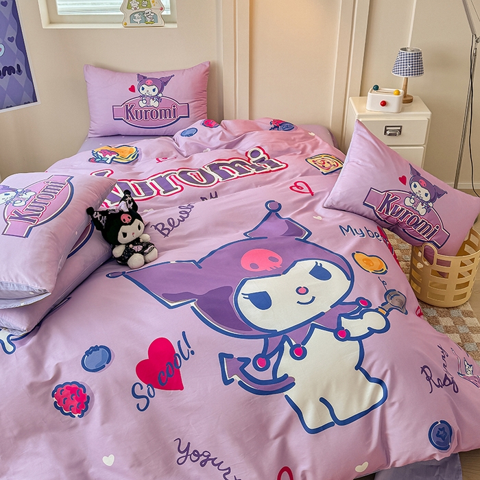 91家纺网 家纺一手货源 找家纺 玉元坊 2025年新款三丽鸥系列数码印花纯棉全棉床裙三件套四件套-简约基础款 大版简约-蓝莓库洛米