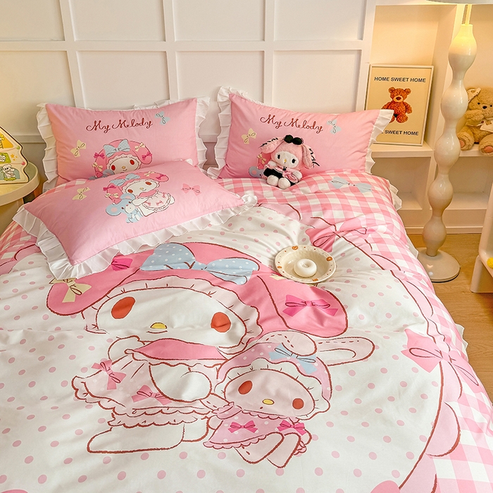 91家纺网 家纺一手货源 找家纺 玉元坊 2025年新款三丽鸥系列数码印花纯棉全棉床裙三件套四件套-花边款式 大版花边-玩偶美乐蒂