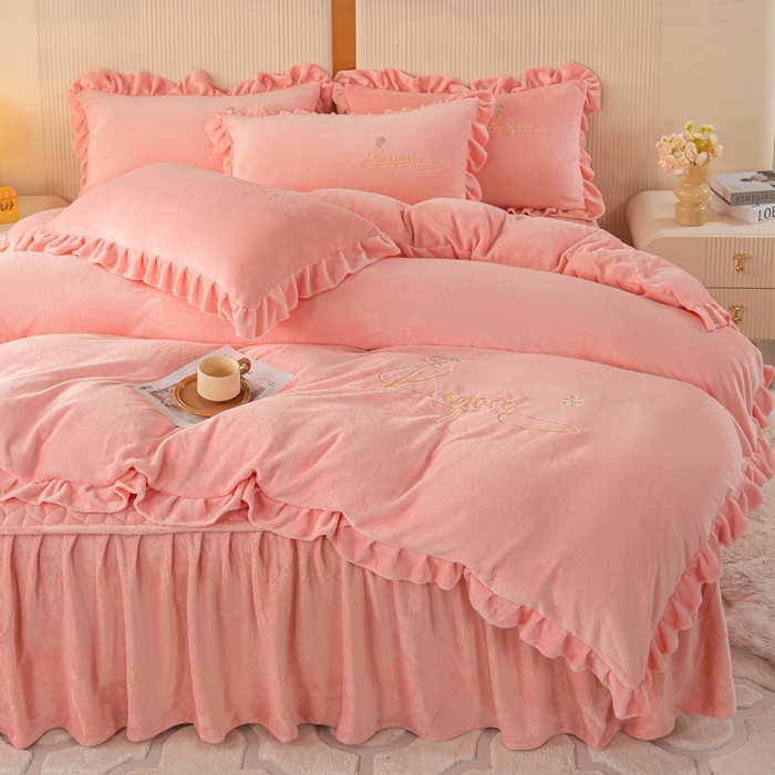 91家纺网 家纺一手货源 找家纺 慧菲 2025新款刺绣夹棉牛奶绒床裙四件套-玫瑰花语 玫瑰花语-蜜糖粉