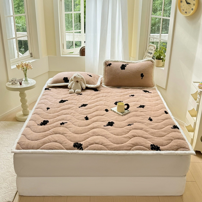 91家纺网 家纺一手货源 找家纺 梦初语 2025新款A类高克重立体毛巾绣阳粒子床垫褥 1优雅玫瑰-驼