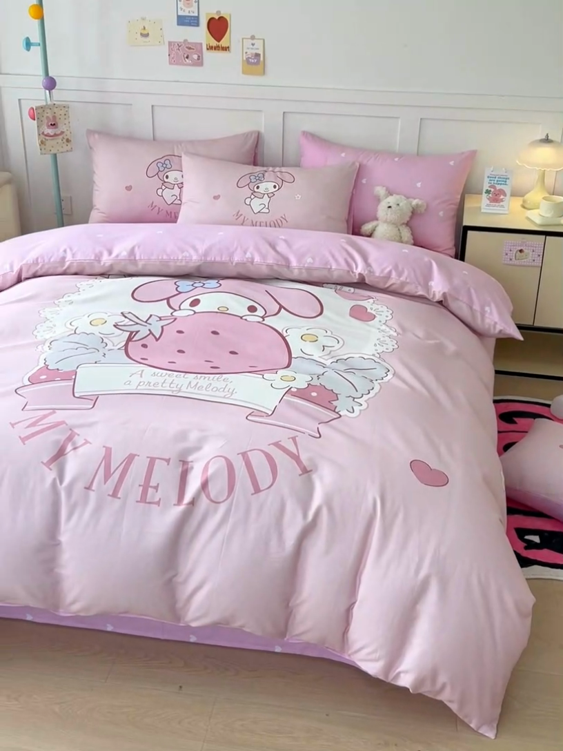 91家纺网 家纺一手货源 找家纺 玉元坊 2025年新款三丽鸥系列数码印花纯棉全棉床裙三件套四件套-简约基础款 粉兔草莓