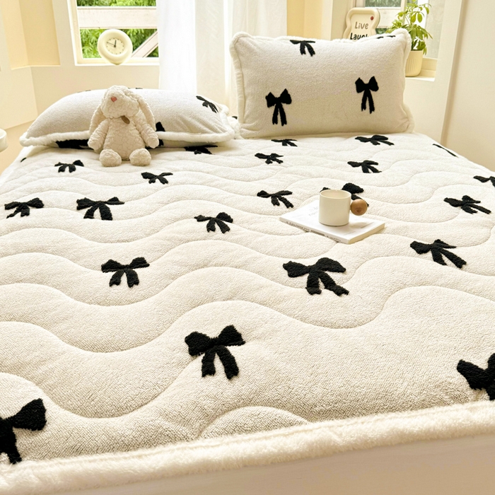 91家纺网 家纺一手货源 找家纺 梦初语 2025新款A类高克重立体毛巾绣阳粒子床垫褥 蝴蝶结-米