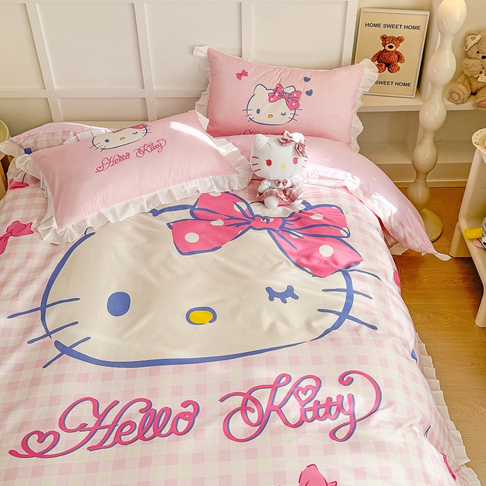 91家纺网 家纺一手货源 找家纺 玉元坊 2025年新款三丽鸥系列数码印花纯棉全棉床裙三件套四件套-花边款式 大版花边-俏皮凯蒂