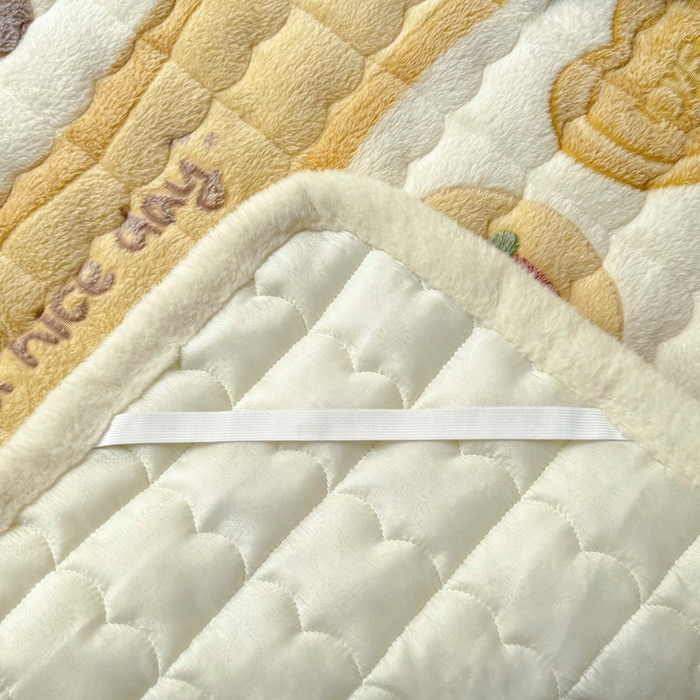 91家纺网 家纺一手货源 找家纺 梦初语 2025新款高克重雪花绒床垫褥床护垫--学生款 姜饼熊