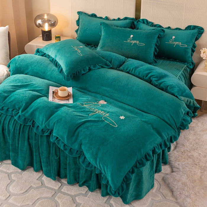 91家纺网 家纺一手货源 找家纺 慧菲 2025新款刺绣夹棉牛奶绒床裙四件套-玫瑰花语 玫瑰花语-孔雀蓝