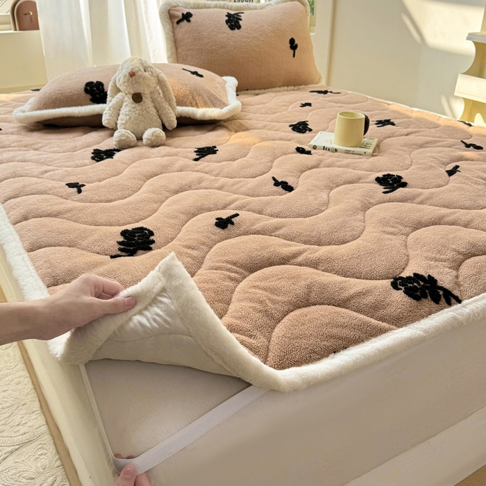 91家纺网 家纺一手货源 找家纺 （总）梦初语 2025新款A类高克重立体毛巾绣阳粒子床垫褥