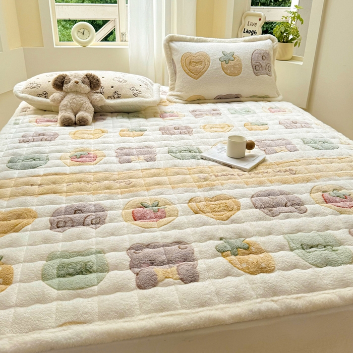 91家纺网 家纺一手货源 找家纺 梦初语 2025新款高克重雪花绒床垫褥床护垫--学生款 姜饼熊