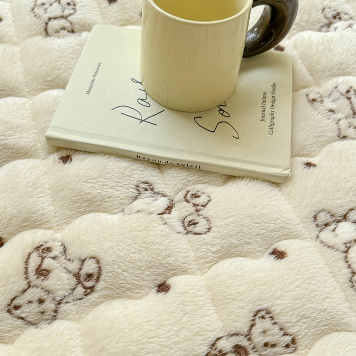 91家纺网 家纺一手货源 找家纺 梦初语 2025新款高克重雪花绒床垫褥床护垫--学生款 小熊宝贝