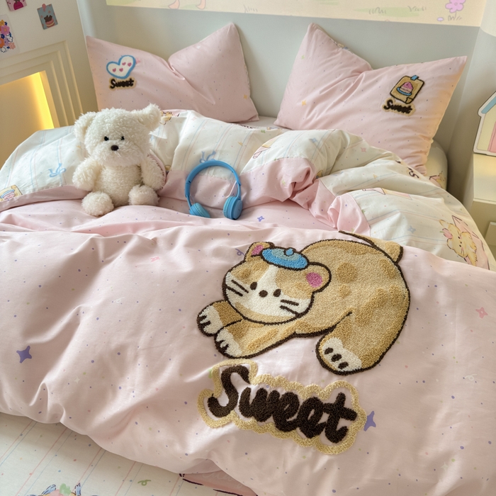 91家纺网 家纺一手货源 找家纺 曼之夏 2025新款纯棉印花加毛巾绣四件套 毛巾绣-猫咪