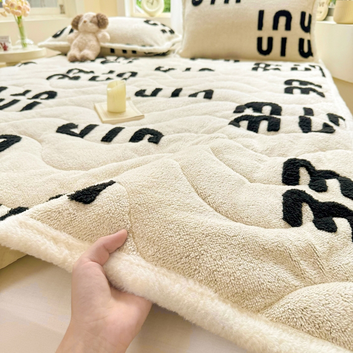 91家纺网 家纺一手货源 找家纺 梦初语 2025新款A类高克重立体毛巾绣阳粒子床垫褥 muimui-米