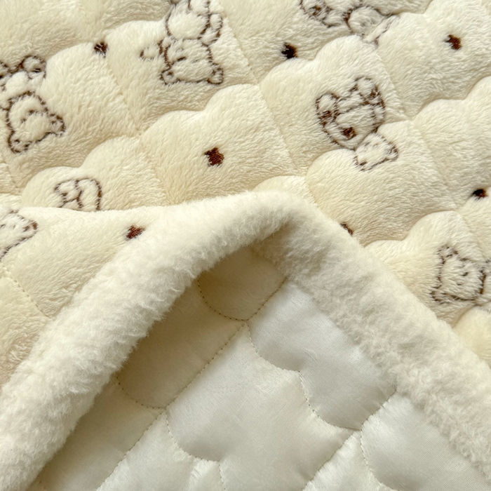 91家纺网 家纺一手货源 找家纺 梦初语 2025新款高克重雪花绒床垫褥床护垫--学生款 小熊宝贝