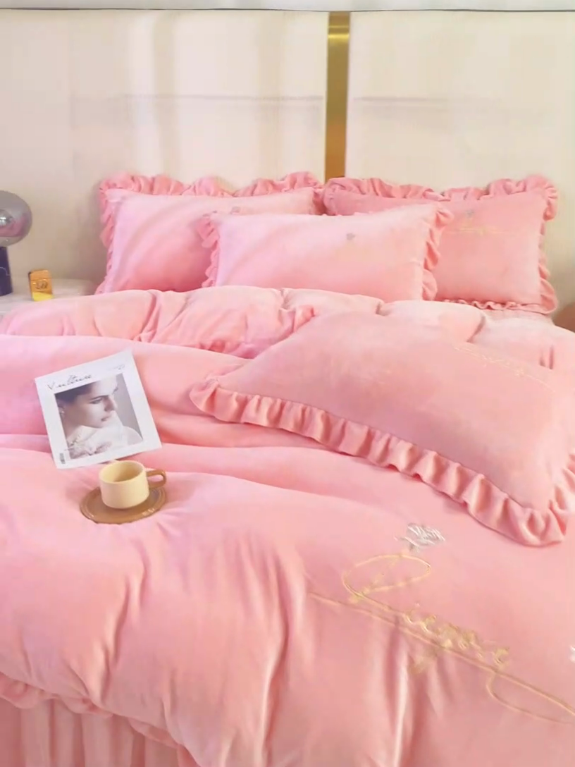 91家纺网 家纺一手货源 找家纺 （总）慧菲 2025新款刺绣夹棉牛奶绒床裙四件套-玫瑰花语
