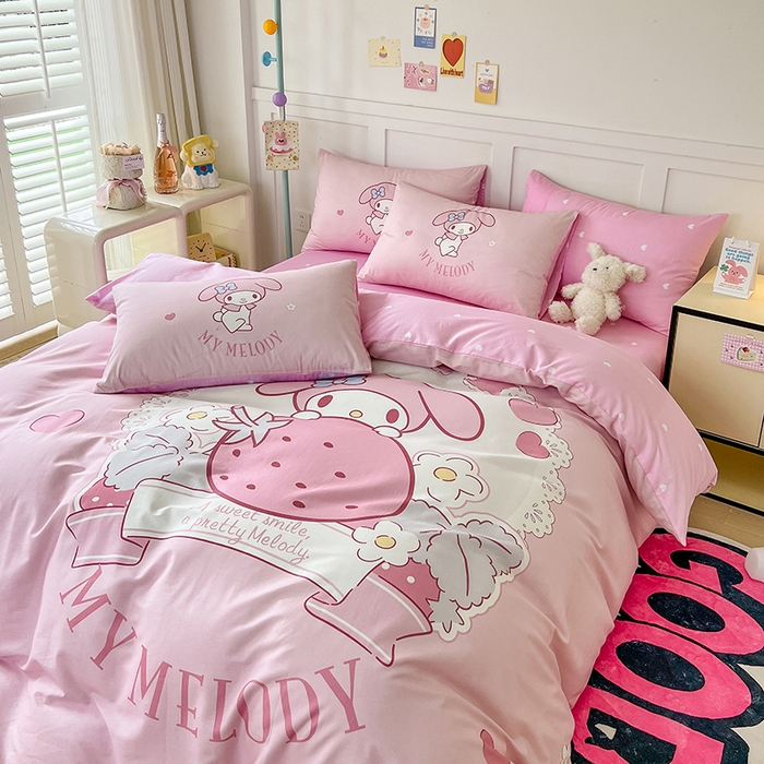 91家纺网 家纺一手货源 找家纺 玉元坊 2025年新款三丽鸥系列数码印花纯棉全棉床裙三件套四件套-简约基础款 粉兔草莓