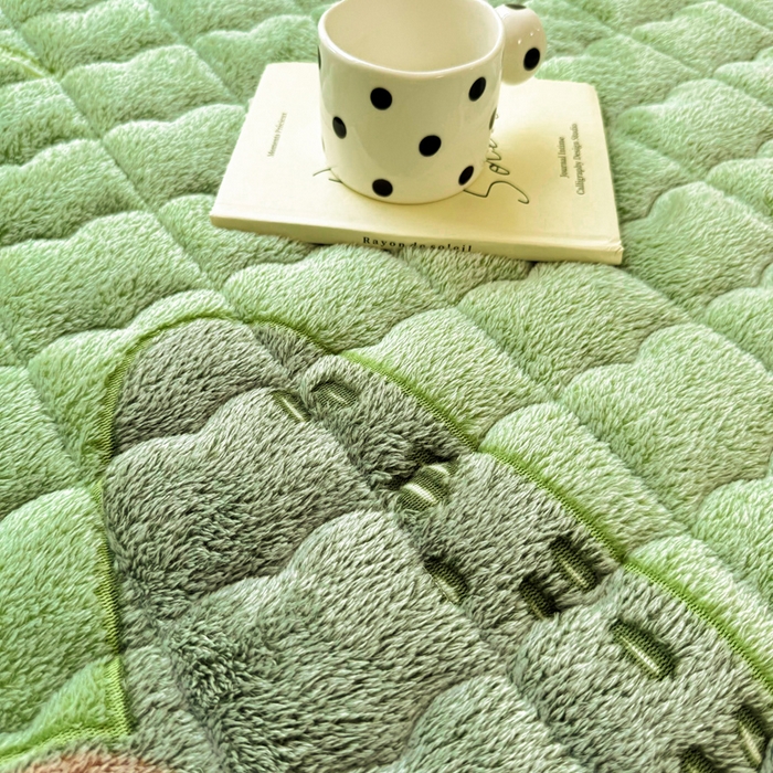 91家纺网 家纺一手货源 找家纺 梦初语 2025新款高克重雪花绒床垫褥床护垫--学生款 盎然绿果