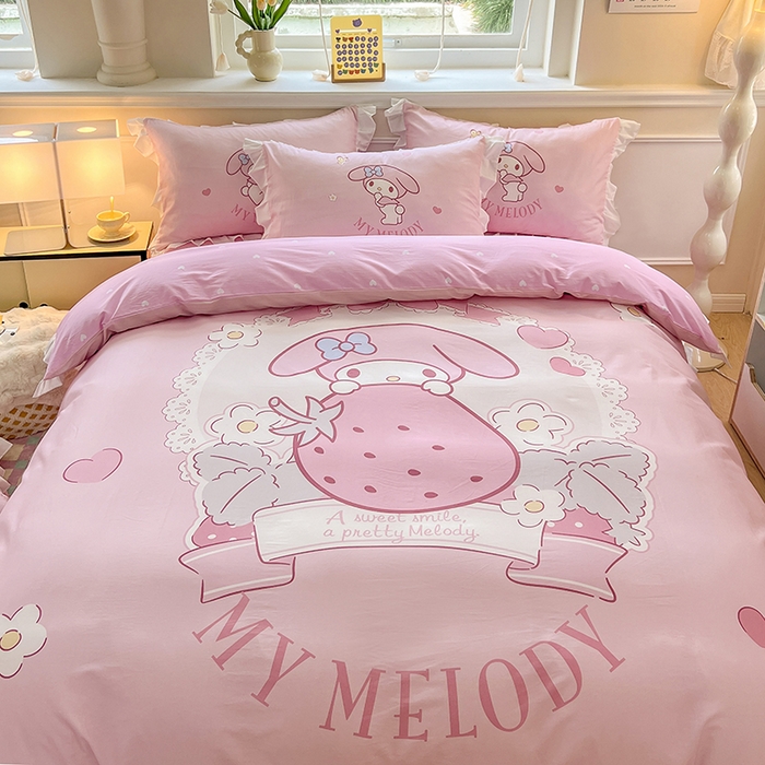 91家纺网 家纺一手货源 找家纺 玉元坊 2025年新款三丽鸥系列数码印花纯棉全棉床裙三件套四件套-花边款式 粉兔草莓