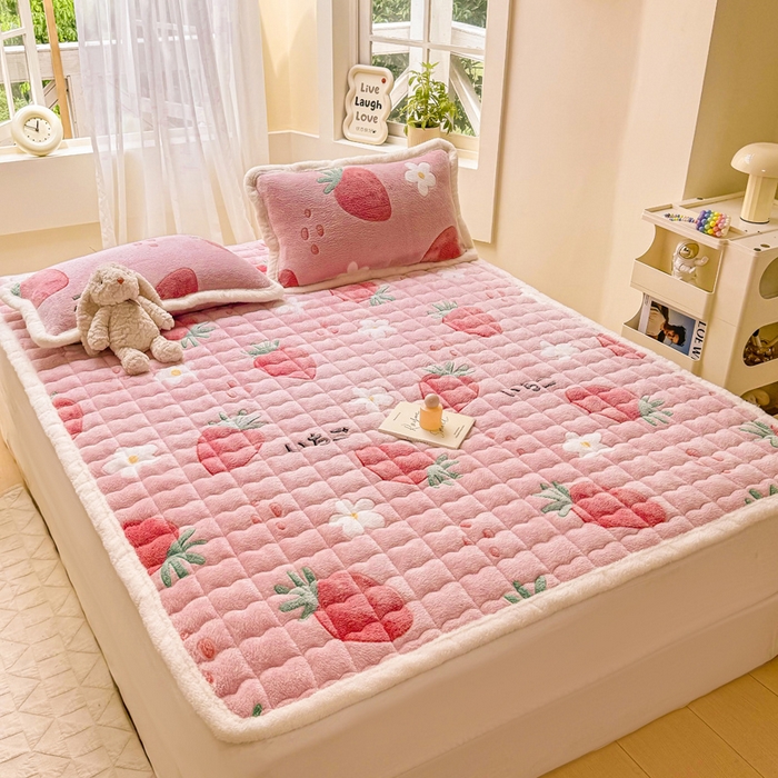 91家纺网 家纺一手货源 找家纺 梦初语 2025新款高克重雪花绒床垫褥床护垫--学生款 甜心草莓