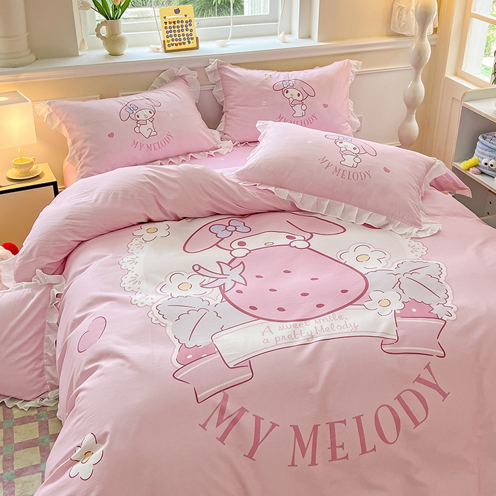 91家纺网 家纺一手货源 找家纺 玉元坊 2025年新款三丽鸥系列数码印花纯棉全棉床裙三件套四件套-花边款式 粉兔草莓