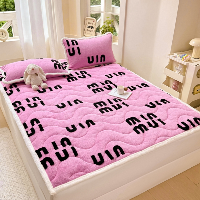 91家纺网 家纺一手货源 找家纺 梦初语 2025新款A类高克重立体毛巾绣阳粒子床垫褥 muimui-玫红