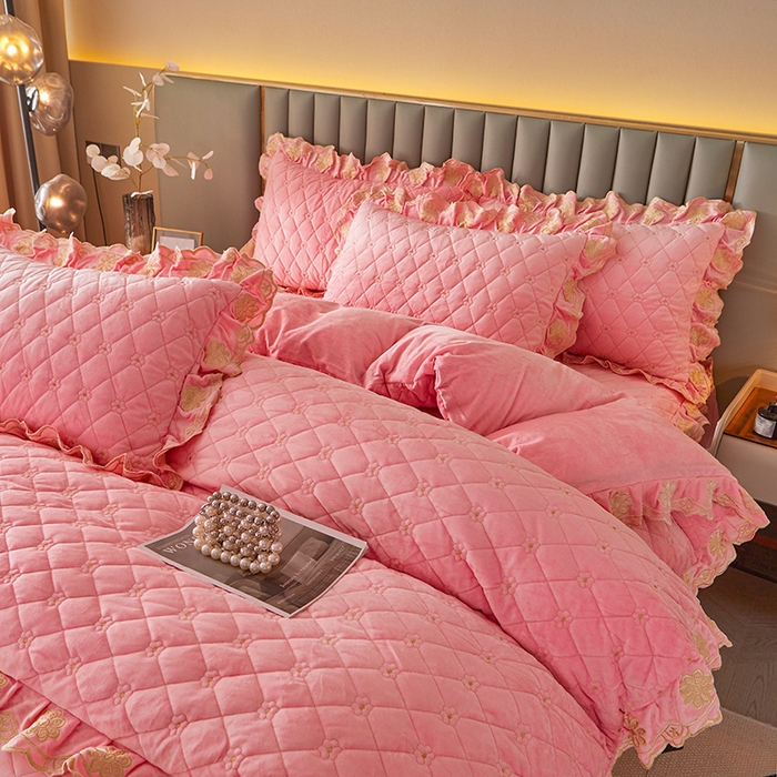 91家纺网 家纺一手货源 找家纺 罗艺轩 2025新款婴儿绒双层夹棉可拆卸床裙四件套-花语 花语-樱花粉