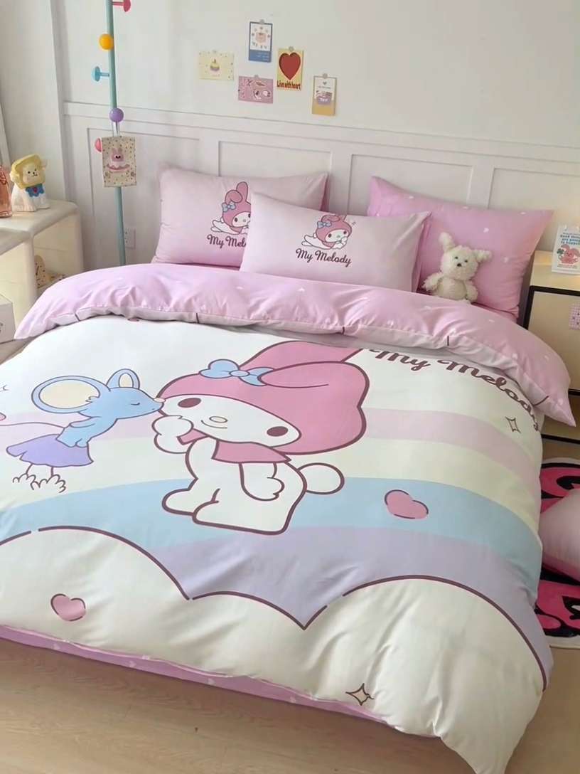 91家纺网 家纺一手货源 找家纺 玉元坊 2025年新款三丽鸥系列数码印花纯棉全棉床裙三件套四件套-简约基础款 粉兔亲亲