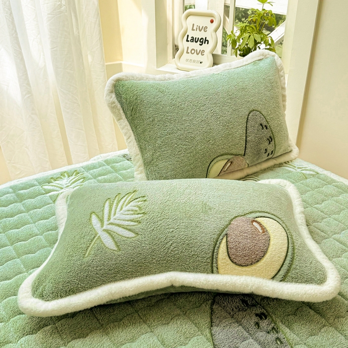 91家纺网 家纺一手货源 找家纺 梦初语 2025新款高克重雪花绒床垫褥床护垫--学生款 盎然绿果