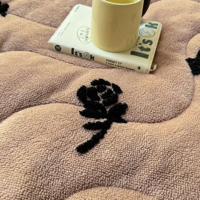 91家纺网 家纺一手货源 找家纺 梦初语 2025新款A类高克重立体毛巾绣阳粒子床垫褥 1优雅玫瑰-驼