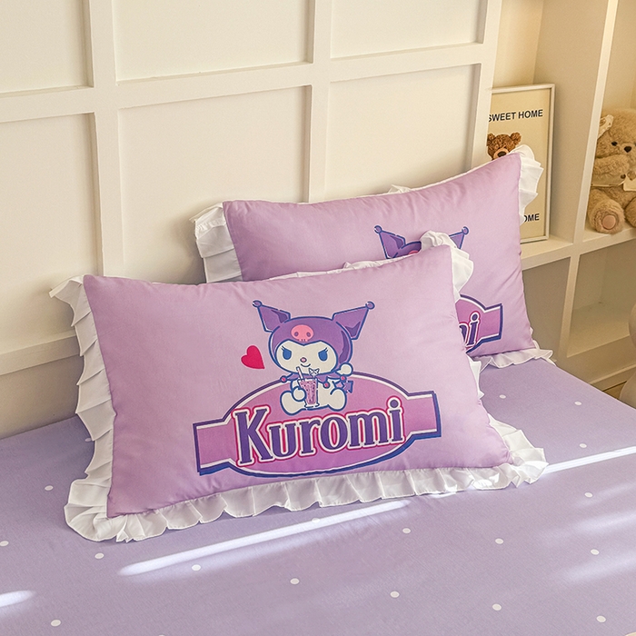 91家纺网 家纺一手货源 找家纺 玉元坊 2025年新款三丽鸥系列数码印花纯棉全棉床裙三件套四件套-花边款式 大版花边-蓝莓库洛米