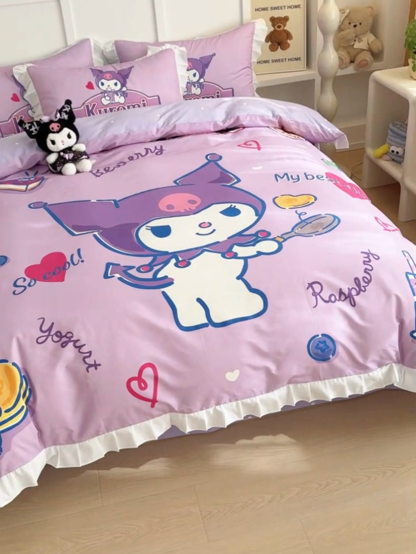 91家纺网 家纺一手货源 找家纺 玉元坊 2025年新款三丽鸥系列数码印花纯棉全棉床裙三件套四件套-花边款式 大版花边-蓝莓库洛米