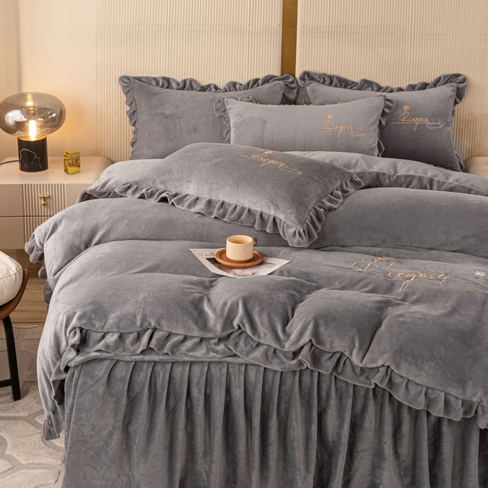 91家纺网 家纺一手货源 找家纺 慧菲 2025新款刺绣夹棉牛奶绒床裙四件套-玫瑰花语 玫瑰花语-灰