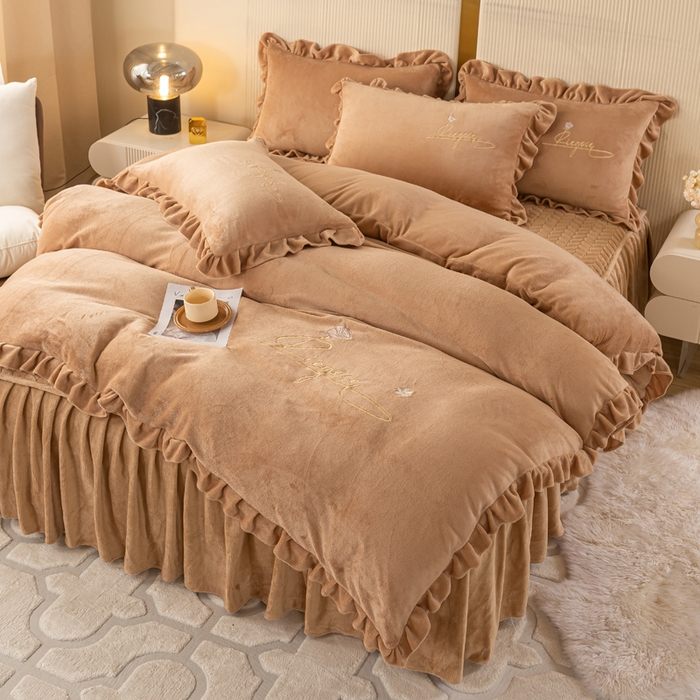 91家纺网 家纺一手货源 找家纺 慧菲 2025新款刺绣夹棉牛奶绒床裙四件套-玫瑰花语 玫瑰花语-咖