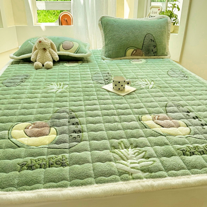 91家纺网 家纺一手货源 找家纺 梦初语 2025新款高克重雪花绒床垫褥床护垫--学生款 盎然绿果