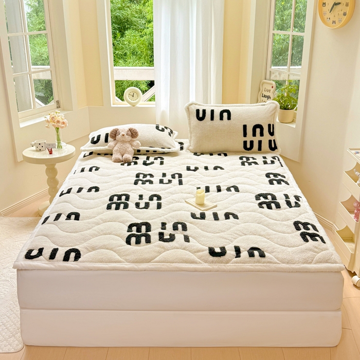 91家纺网 家纺一手货源 找家纺 梦初语 2025新款A类高克重立体毛巾绣阳粒子床垫褥 muimui-米