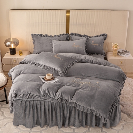 91家纺网 家纺一手货源 找家纺 （总）慧菲 2025新款刺绣夹棉牛奶绒床裙四件套-玫瑰花语