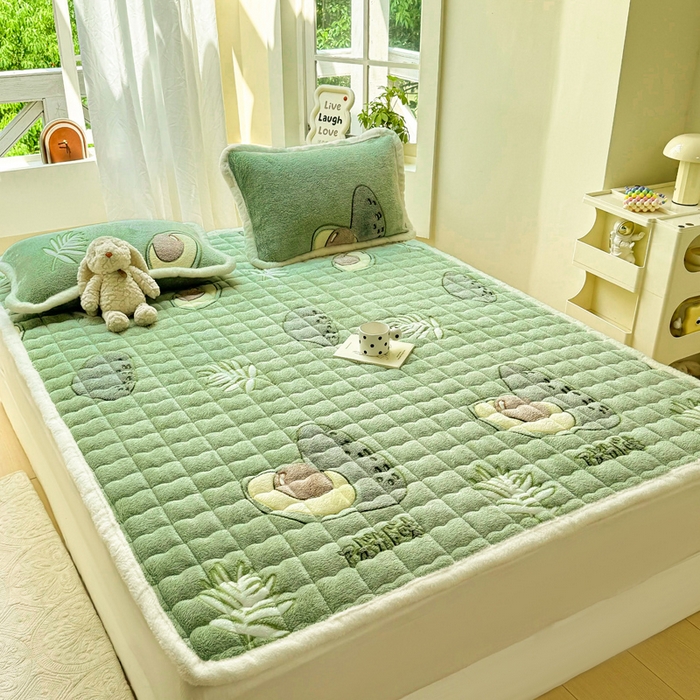 91家纺网 家纺一手货源 找家纺 梦初语 2025新款高克重雪花绒床垫褥床护垫--学生款 盎然绿果