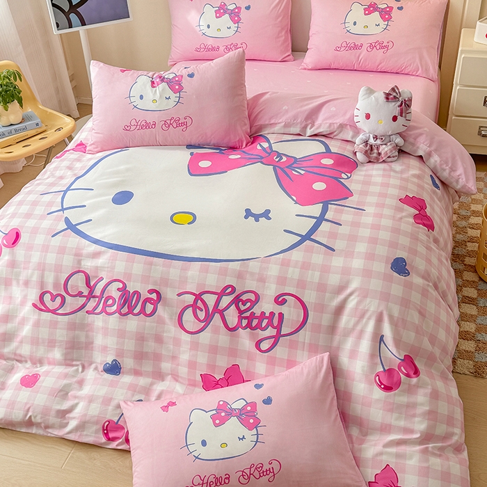 91家纺网 家纺一手货源 找家纺 玉元坊 2025年新款三丽鸥系列数码印花纯棉全棉床裙三件套四件套-简约基础款 大版简约-俏皮凯蒂