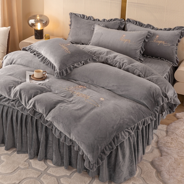 91家纺网 家纺一手货源 找家纺 慧菲 2025新款刺绣夹棉牛奶绒床裙四件套-玫瑰花语 玫瑰花语-灰