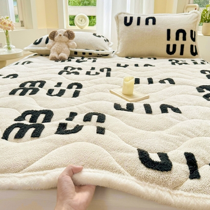 91家纺网 家纺一手货源 找家纺 梦初语 2025新款A类高克重立体毛巾绣阳粒子床垫褥 muimui-米