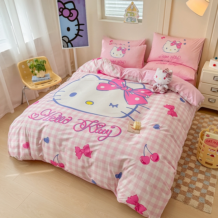 91家纺网 家纺一手货源 找家纺 玉元坊 2025年新款三丽鸥系列数码印花纯棉全棉床裙三件套四件套-简约基础款 大版简约-俏皮凯蒂