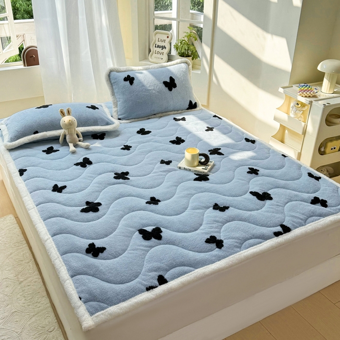 91家纺网 家纺一手货源 找家纺 梦初语 2025新款A类高克重立体毛巾绣阳粒子床垫褥 翩翩起舞-蓝