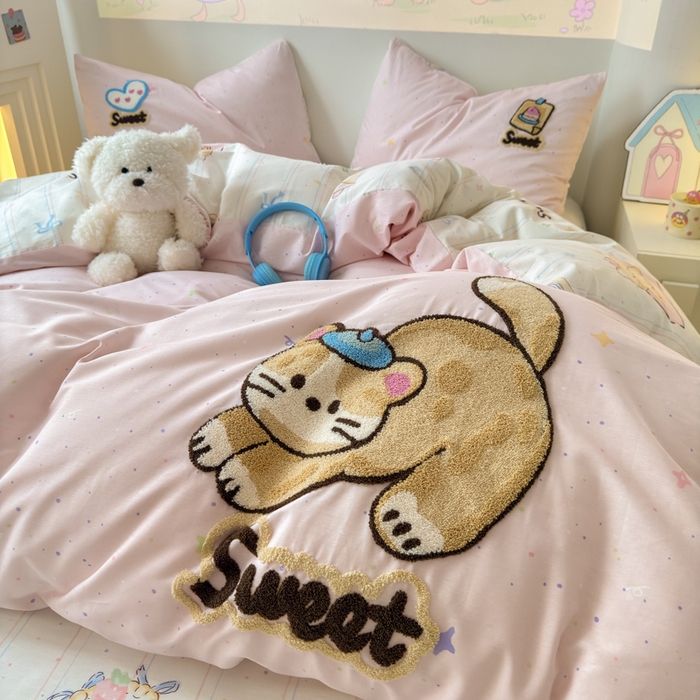 91家纺网 家纺一手货源 找家纺 曼之夏 2025新款纯棉印花加毛巾绣四件套 毛巾绣-猫咪