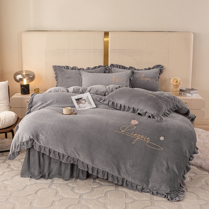91家纺网 家纺一手货源 找家纺 慧菲 2025新款刺绣夹棉牛奶绒床裙四件套-玫瑰花语 玫瑰花语-灰