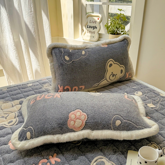 91家纺网 家纺一手货源 找家纺 梦初语 2025新款高克重雪花绒床垫褥床护垫--学生款 幸运小熊