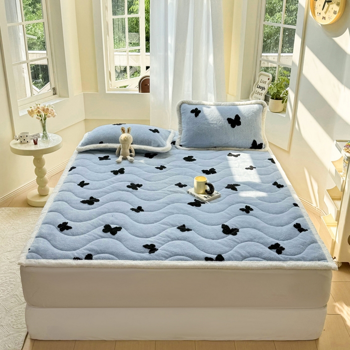 91家纺网 家纺一手货源 找家纺 梦初语 2025新款A类高克重立体毛巾绣阳粒子床垫褥 翩翩起舞-蓝